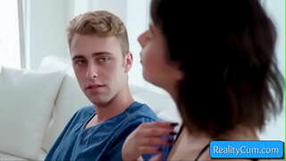 Ver a esta chica adolescente morena chupar la enorme polla y su coño dedos de profundidad