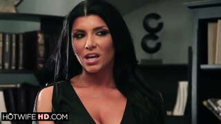 Грудастая милфа алмый дождаться, аны кайчан трахнет аны хезмәттәше.Ире прячется өчен тайно понаблюдать, ничек аның хатыны белән зур сиськами надевает оправу.Ул трахается лицом затка һәм скачет бу члене