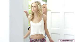 Un pequeño tetas adolescente lamido, a continuación, bordeado por lesbianas bff