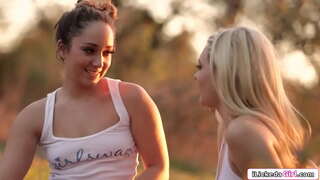 ���මලිංගික දින කෙළින්ම දුබුරු පසුව රිම් සහ licks ඇය මෝඩයෙක්