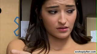 Палави офицер, най-накрая получава шанс трахнуть Емили Уилис по-боевете с кучета