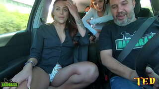 Ang kotse ay puno na, at Tinatangkilik ng pag-Ibig ay makakakuha ng hubad sa pagbibiyahe