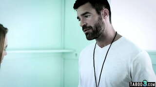 Desagradable chica sexy en uniforme de complacer a su antiguo profesores polla grande