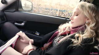 ���िद्यार्थी मुलगी आरडा ओरडा आ म्हणून ती cums नंतर तिच्या मांजर masturbating.