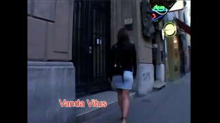 Morena de belleza Sarah Blue con tetas naturales monta la polla en todas las posturas