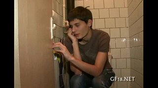 ���ುಡುಗ ಕುಳಿತುಕೊಳ್ಳುತ್ತಾನೆ ಮತ್ತು stares