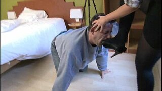 Mistress ላይ የእሷ ወንድ ባሪያ በመስጠት የእሷ ከፍተኛ በመስጠት ጫማ ቤት