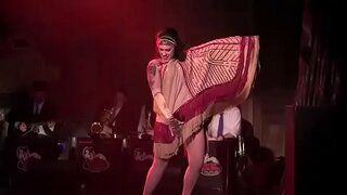 Dannie Diesel aka Danielle Colby ретінде Bustout Burlesque New Orleans