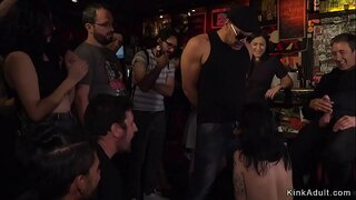 Euro brunette andevo ny sasany bar natao licking sy ny mbola minono akoho