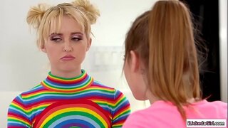 Кайнар яшүсмерләр өчен автомойке трутся кисками бер-берсен эштән соң