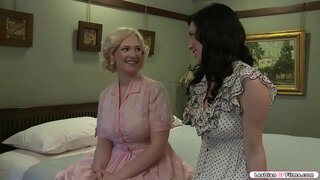 Busty blonde besøk hennes brunette venn, og de begynner å snakke om størrelsen på sine bryster.Etter det,får de kåte og de begynner å kysse hverandre.Neste er hennes venn suger henne puppene og licks hennes fitte.I retur hun gjør det samme til sin venn.