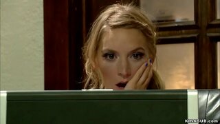 Blonde teen Mona Velse rasti porno filmą savo stepmom Simone Sonay dėl interneto ir tada plakta ir analinis pakliuvom savo vergais lovoje