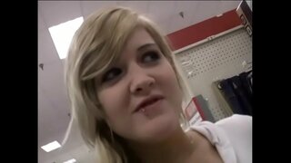 Chaude salope aime prend énorme bite dans sa bouche