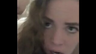 Slutwife deepthroats og tar anal creampie før promper det ut mens cumming