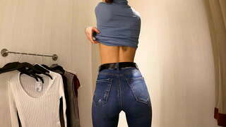 УХ ты! Ыстық қыз кішкентай сиськи киінеді бұл жейде мен әйелдер қоғамдық киіну бөлмесінде 4K секундына 60 кадр