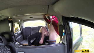 Falske Taxi Hot Babe Holly Kyss Sprer Bena hennes og Suger Kuk